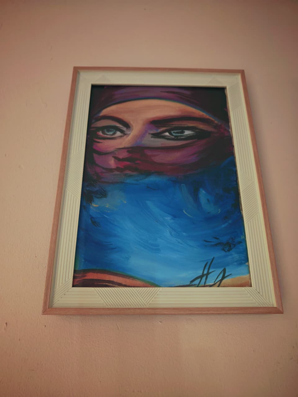 Mirada Velada bajo el Cielo Azul